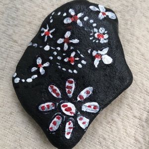 🌹🌹🌹SOLD🌹🌹🌹
HAND PAINTED Flower Power Rock